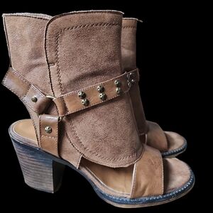 Vintage 93 Grace Cognac Heeled Booties Sz 10